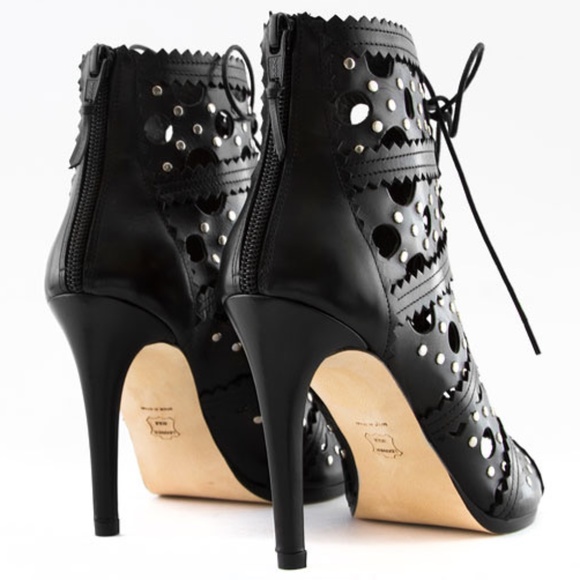 Stuart Weitzman CAGEY Scalloped Calfskin Bootie 9 - Picture 3 of 11